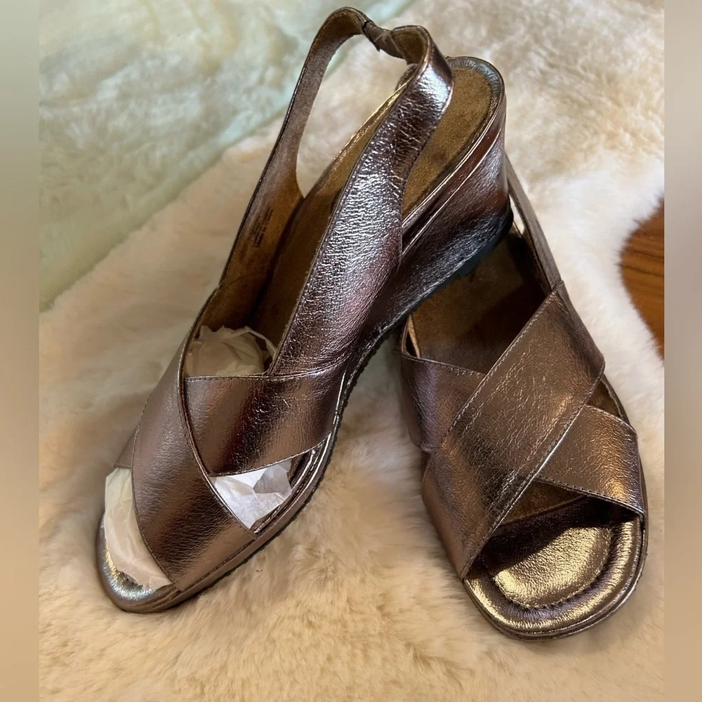 JRenee’ women’s Antolina wedge sandal in color: Taupe Metallic size 9.5 M NWOB.H